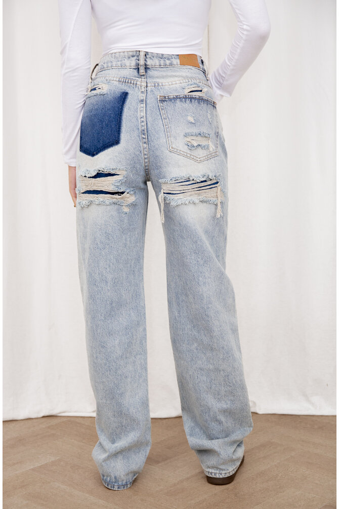 Jeans Met Gescheurde Achterkant