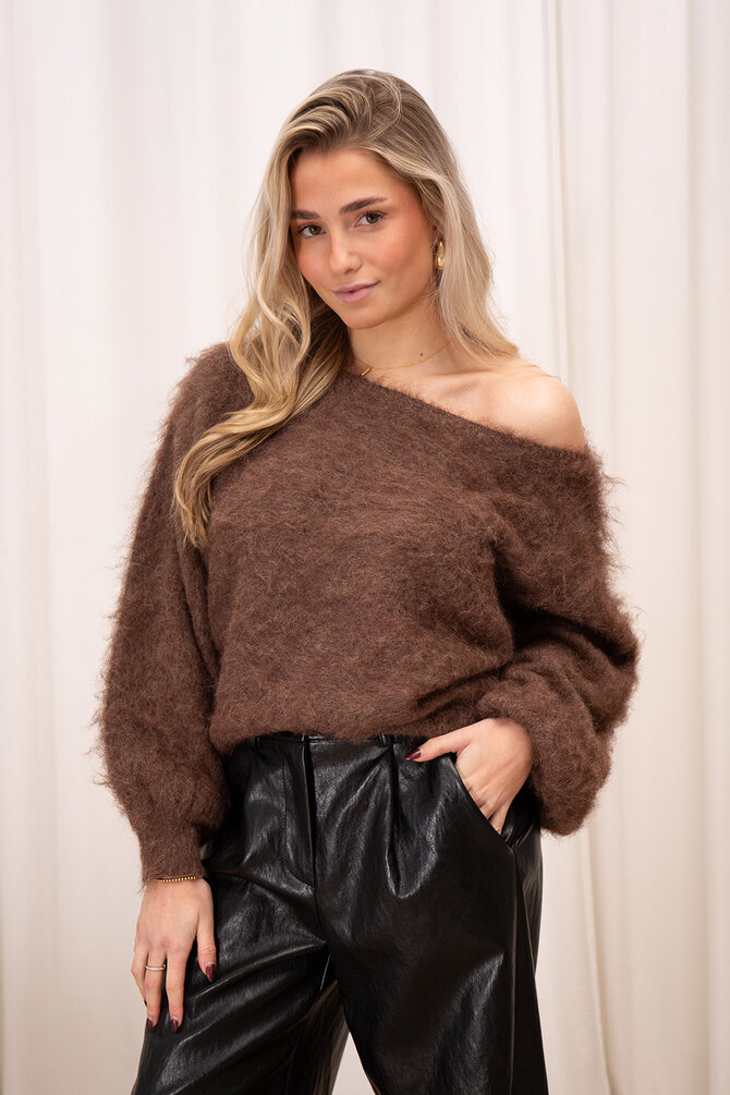 Fluffy Off Shoulder Trui - Bruin