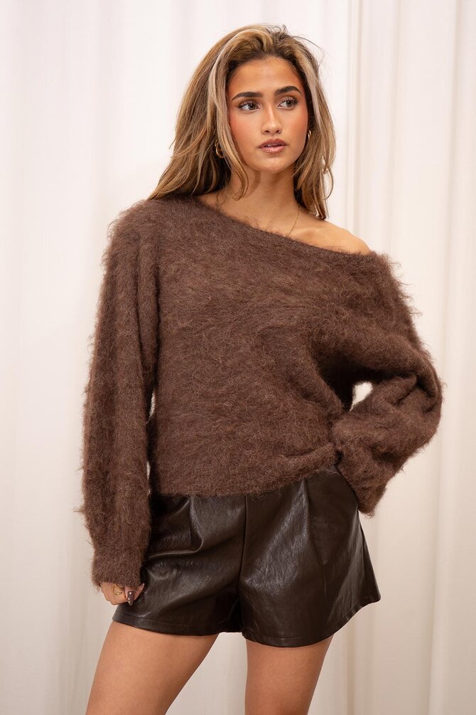 Fluffy Off Shoulder Trui - Bruin