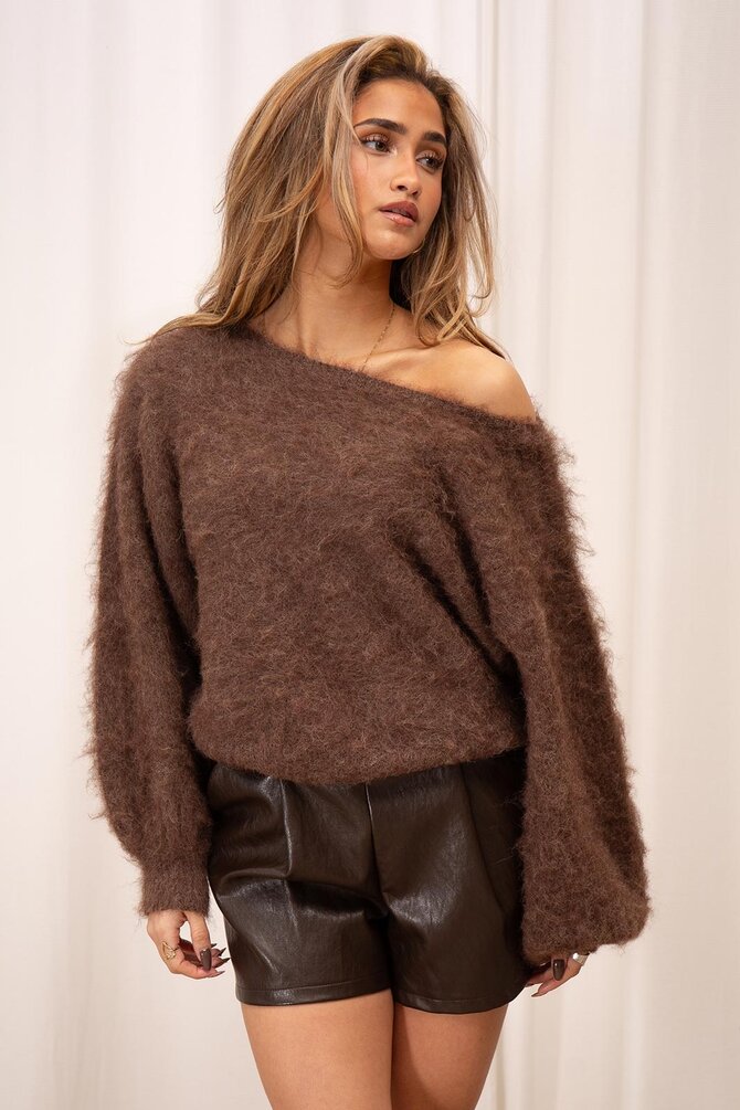 Fluffy Off Shoulder Trui - Bruin