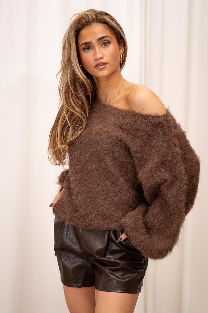 Fluffy Off Shoulder Trui - Bruin