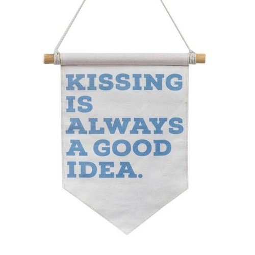 Banner 'Kissing is always a good idea' 