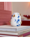 Vase bleu de Delft orné de papillons dorés