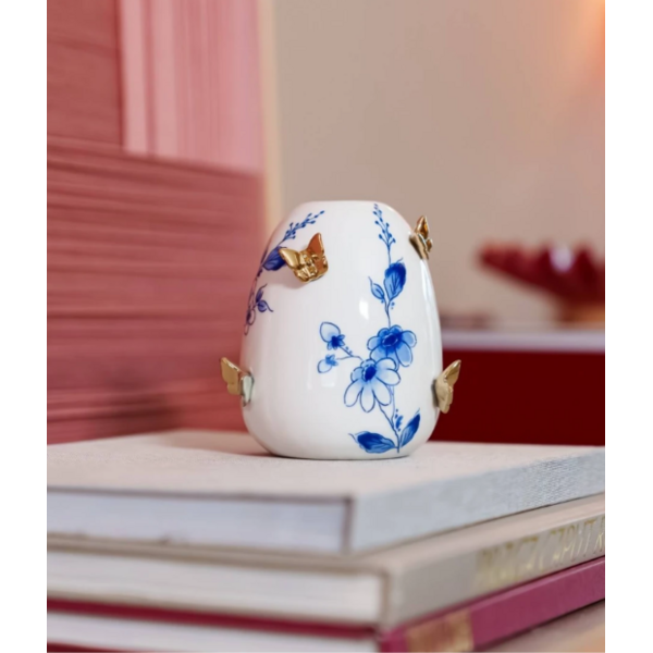 Delfter blaue Vase mit goldenen Schmetterlingen