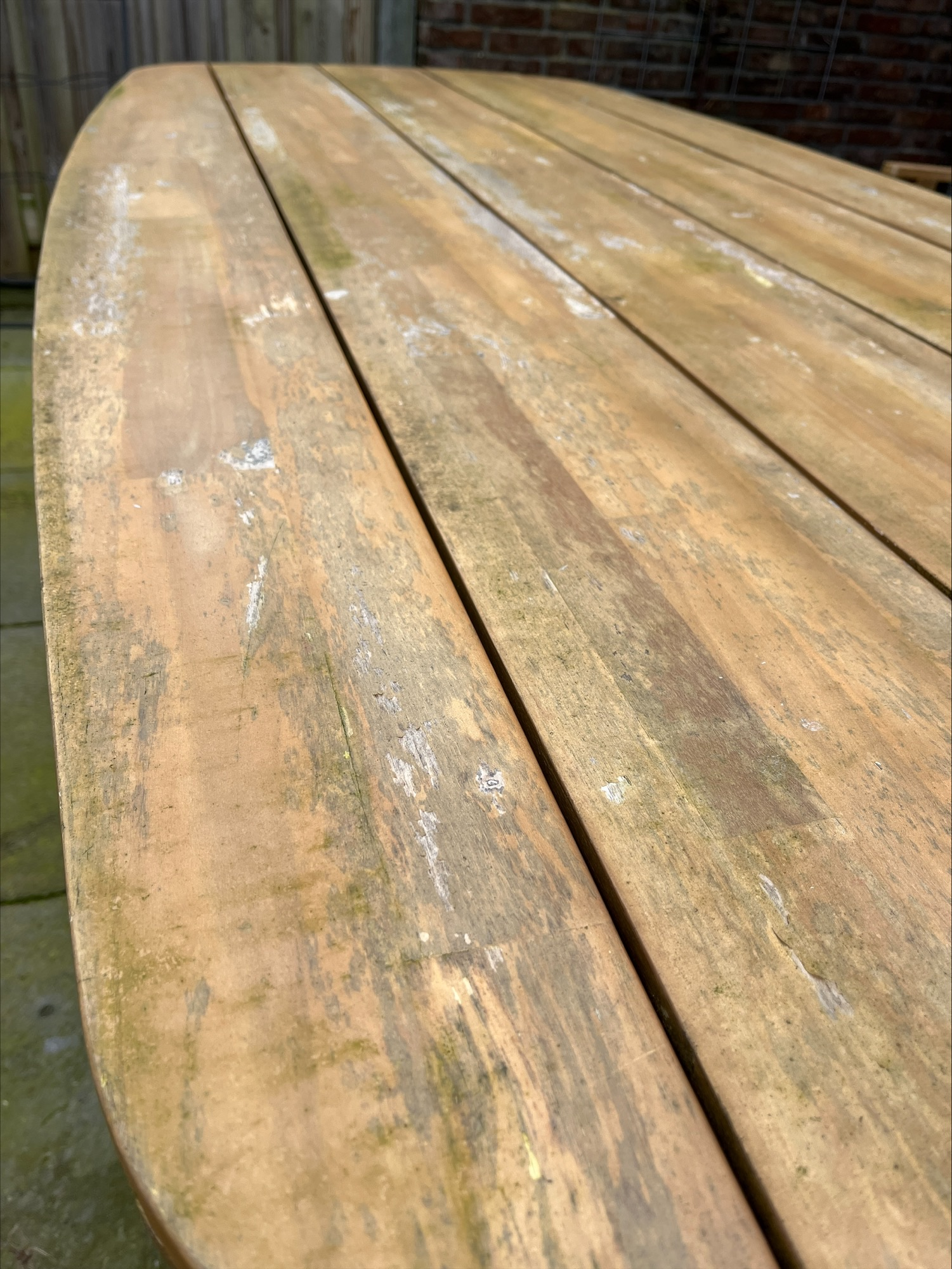 houten tuinmeubelen groene aanslag verwijderen