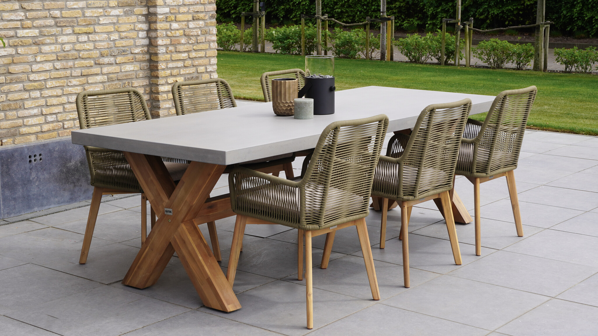 Tuinmeubelen schoonmaken