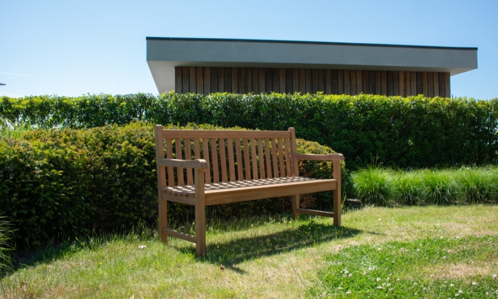 Hoe hoog is een tuinbank?