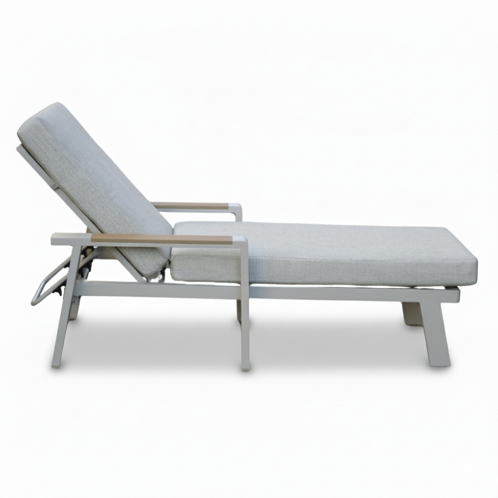 Lola ligbed | aluminium + polywood | beige | 199cm