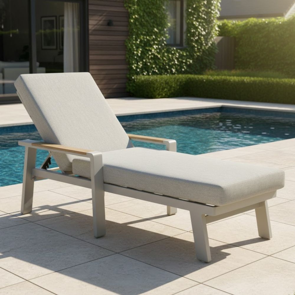 Lola ligbed | aluminium + polywood | beige | 199cm