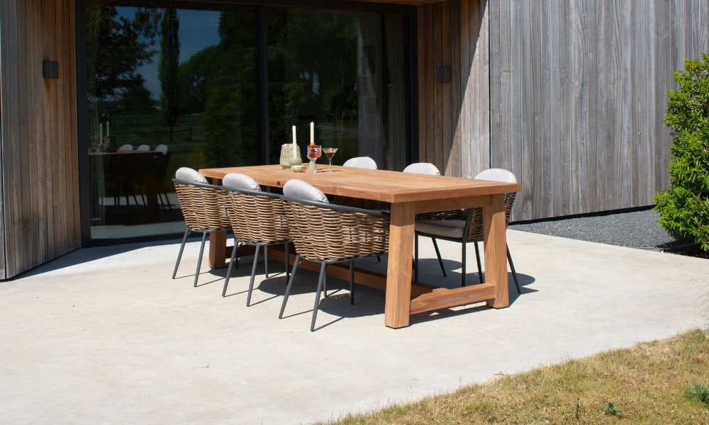 Hoe bescherm je houten tuinmeubels tegen regen & zon?