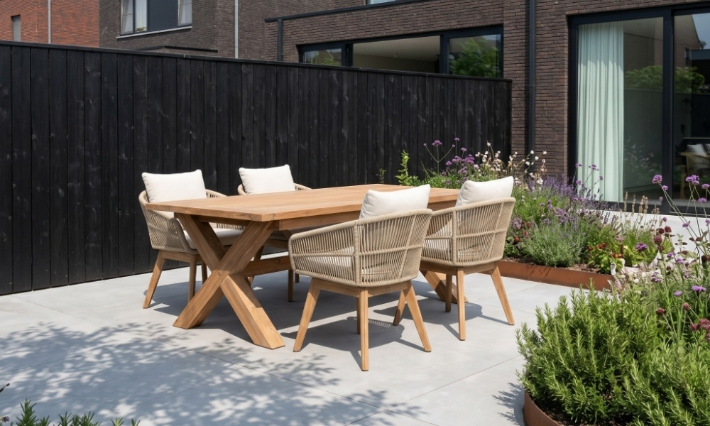 Hoe bescherm je houten tuinmeubels tegen regen & zon?