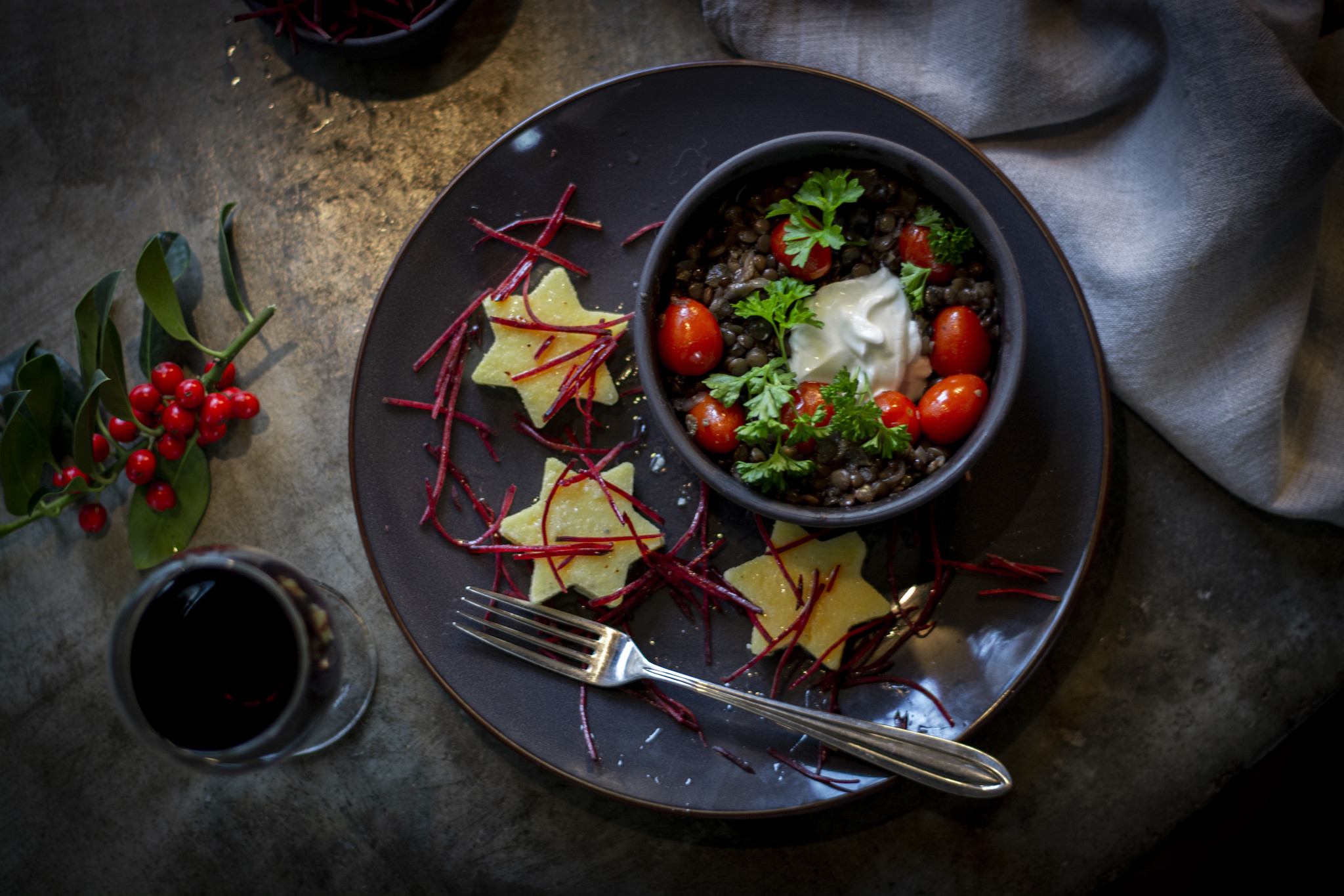 Met burrata gegratineerde linzenpaté op een bedje van bietjes