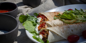 Snelle wraps met gehaktsaus en rucola