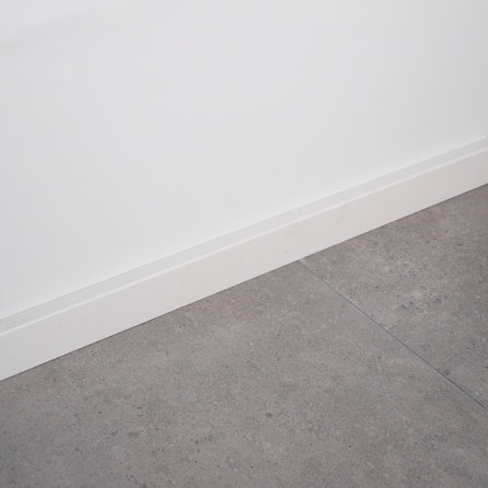 Sockelleiste - Marmorkomposit poliert - Weiß - 1,2 cm stark - Fußleiste / Fussbodenleiste - Kunststein / Komposit - Agglo Marmor / Gussmarmor - Nach Maß