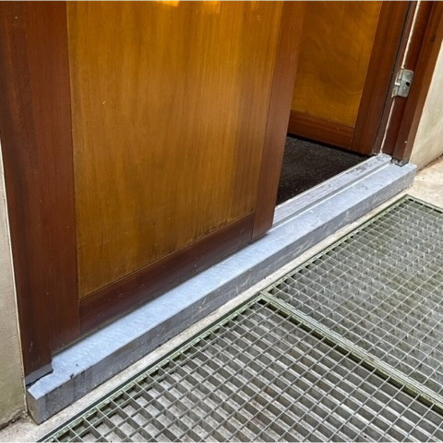 Türschwelle Außentüren - geschrägt - Blaustein grob geschliffen - 4 cm -  Kompositprofi