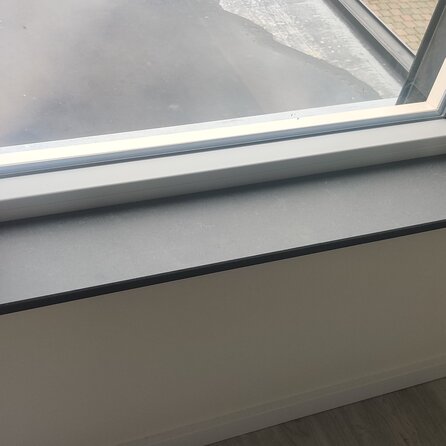 Fensterbank innen - Quarz-Komposit - leicht geschliffen - Betonoptik Grau - 2 cm stark - graue Betonimitation Innenfensterbänke (Fenstersims) - Kunststein / Komposit - Quartskomposit / Quarzverbund - nach Maß