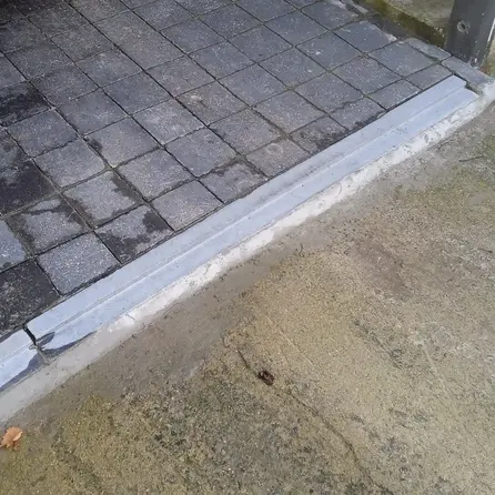 Türschwelle außen - mit SCHRÄGUNG - Belgischer Blaustein - grob geschliffen - 4 cm stark - Schwelle Außentür / Haustür / Eingangstür / Balkontür / Terrassentür - Naturstein - Nach Maß