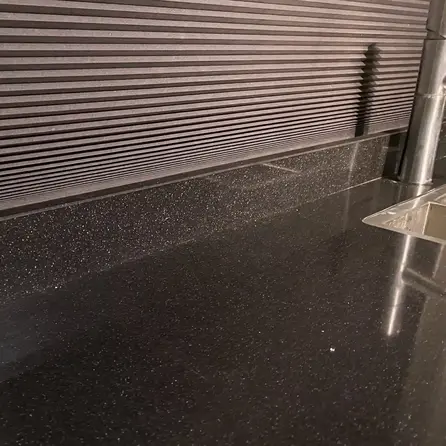 Sockelleiste - Quarz-Komposit poliert - Schwarz Sprenkel - 2 cm stark - Fußleiste / Fussbodenleiste - Kunststein / Komposit - Quartskomposit / Quarzverbund - Nach Maß Sockelleiste - Quarz-Komposit poliert - Schwarz Sprenkel - 2 cm stark - Fußleiste / Fussbodenleiste - Kunststein / Komposit - Quartskomposit / Quarzverbund - Nach Maß