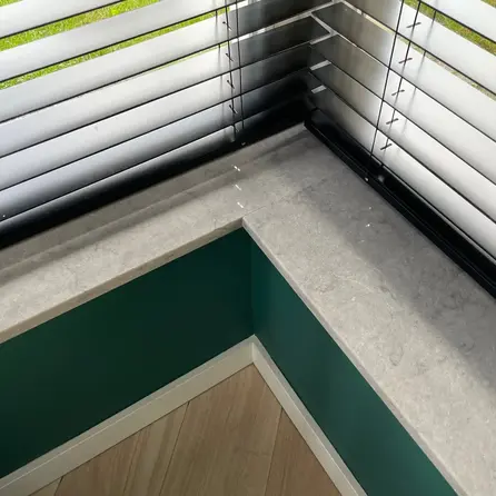 Fensterbank innen - Quarz-Komposit poliert - Naturstein Optik Grau - 2 cm stark - Innenfensterbänke (Fenstersims) Kunststein / Komposit - Quartskomposit / Quarzverbund - Nach Maß
