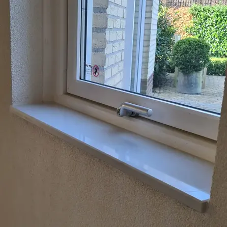 Fensterbank innen - Marmorkomposit poliert - Bianco weiß - 2 cm stark - Innenfensterbänke (Fenstersims) Kunststein / Komposit - Agglo Marmor / Gussmarmor - Nach Maß