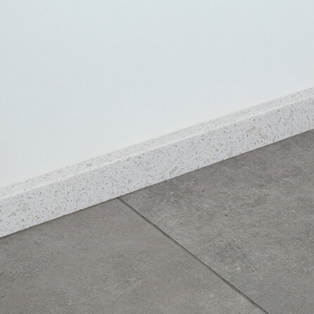 Sockelleiste - Marmorkomposit poliert - Terrazzo weiß - 2 cm stark - Fußleiste / Fussbodenleiste - Kunststein / Komposit - Agglo Marmor / Gussmarmor - Nach Maß
