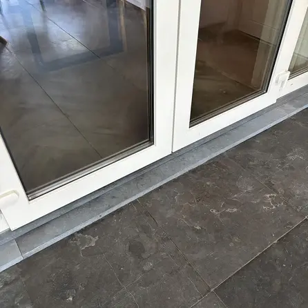 Türschwelle außen - FLACH - Belgischer Blaustein (grob) geschliffen - 6 cm stark - Schwelle Außentür / Haustür / Eingangstür / Balkontür / Terrassentür - Naturstein - Nach Maß Türschwelle außen - FLACH - Belgischer Blaustein (grob) geschliffen - 6 cm stark - Schwelle Außentür / Haustür / Eingangstür / Balkontür / Terrassentür - Naturstein - Nach Maß