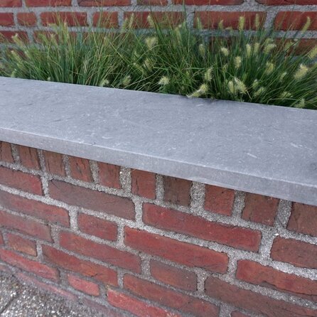 Mauerabdeckplatte außen - FLACH - Belgischer Blaustein - leicht geschliffen - 5 cm stark - Mauerabdeckung / Mauerabschluss / Mauerstein Abdeckplatte mit Tropfkante (für Gartenmauer) - Naturstein - Nach Maß Mauerabdeckplatte außen - FLACH - Belgischer Blaustein - leicht geschliffen - 5 cm stark - Mauerabdeckung / Mauerabschluss / Mauerstein Abdeckplatte mit Tropfkante (für Gartenmauer) - Naturstein - Nach Maß