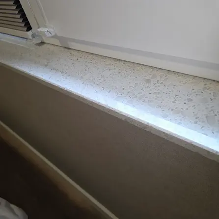 Fensterbank innen - Marmorkomposit poliert - Terrazzo weiß - 2 cm stark - Innenfensterbänke (Fenstersims) Kunststein / Komposit - Agglo Marmor / Gussmarmor - Nach Maß