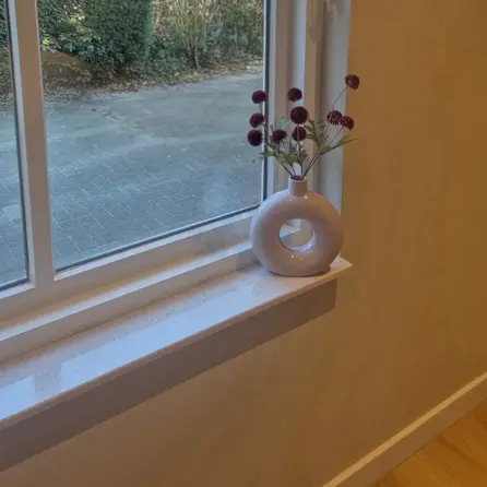 Fensterbank innen - Marmorkomposit poliert - Terrazzo weiß - 2 cm stark - Innenfensterbänke (Fenstersims) Kunststein / Komposit - Agglo Marmor / Gussmarmor - Nach Maß