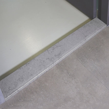 Dorpel binnendeur kwartscomposiet - Natuursteen look grijs - Gezoet (mat) - 2 cm dik - OP MAAT - Binnendorpel / deurdorpel binnen / binnendeur vloerdorpel - Quarts / quartz composiet - Grijze natuursteen optiek