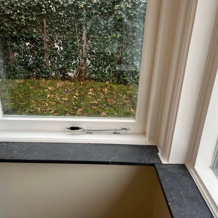 Vensterbank blauwe steen - Licht gezoet arduin - 2 cm dik - OP MAAT - Venstertablet / raamtablet Belgisch hardsteen (blauw steen / blauwsteen)