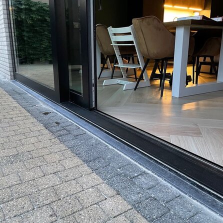 Buitendorpel vlak blauwe steen - Licht gezoet arduin - 5 cm dik - OP MAAT - Waterkering / dorpel buitendeur - tuindeur - terrasdeur - voordeur - garagedeur - Belgisch hardsteen (blauw steen / blauwsteen)