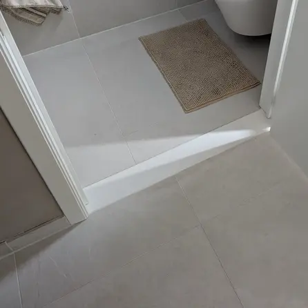 Dorpel binnendeur kwartscomposiet - Wit - Gepolijst - 2 cm dik - OP MAAT - Binnendorpel / deurdorpel binnen / binnendeur vloerdorpel - witte quarts / quartz composiet
