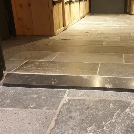 Dorpel binnendeur arduin - Donker gezoet - 3 cm dik - OP MAAT - Binnendorpel / deurdorpel binnen / binnendeur vloerdorpel Belgisch hardsteen (blauwe steen)