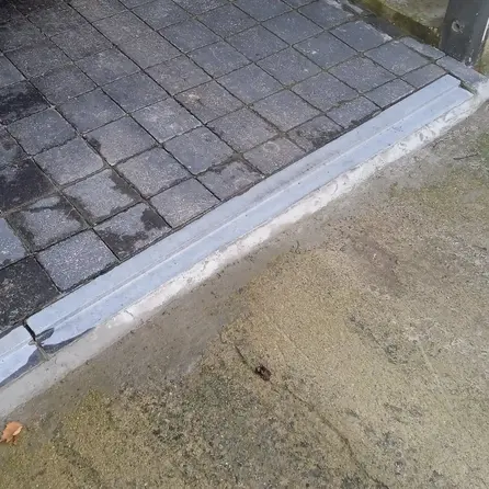 Buitendorpel afgeschuind blauwe steen - Geschuurd arduin - 4 cm dik - OP MAAT - Waterkering / aflopende (lek)dorpel buitendeur - tuindeur - terrasdeur - voordeur - garagedeur - Belgisch hardsteen (blauw steen / blauwsteen)