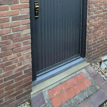 Buitendorpel afgeschuind blauwe steen - Licht gezoet arduin - 8 cm dik - OP MAAT - Waterkering / aflopende (lek)dorpel buitendeur - tuindeur - terrasdeur - voordeur - garagedeur - Belgisch hardsteen (blauw steen / blauwsteen)
