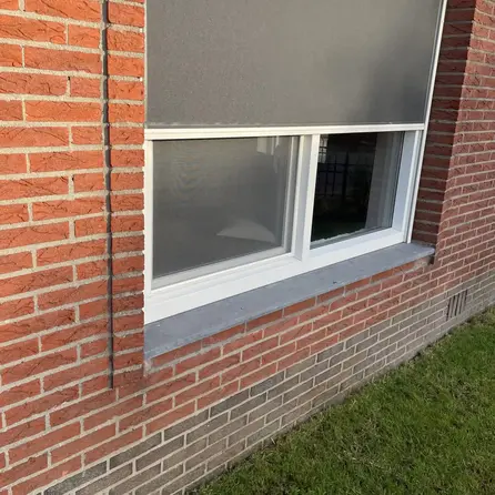 Raamdorpel vlak blauwe steen - Geschuurd arduin - 3 cm dik - OP MAAT - Waterkering / dorpel raam met  waterhol - raamtablet / vensterbank buiten - Belgisch hardsteen (blauwsteen)