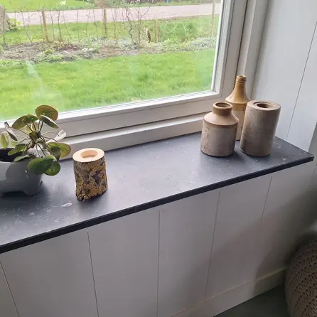 Vensterbank blauwe steen - Licht gezoet arduin - 2 cm dik - OP MAAT - Venstertablet / raamtablet Belgisch hardsteen (blauw steen / blauwsteen)