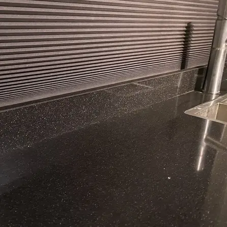 Vensterbank kwartscomposiet - Zwart spikkel - Gepolijst - 2 cm dik - OP MAAT - Zwarte venstertablet quarts / quartz composiet - subtiele natuursteen look met spikkels