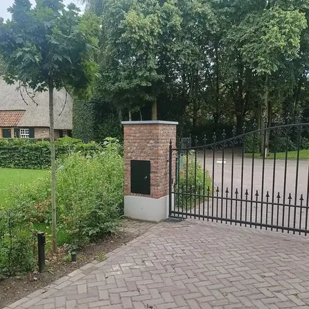 Paaldeksel vlak blauwe steen - Licht gezoet arduin - 5 cm dik - OP MAAT - Paalkap / Paalmuts (buiten) met waterhol - Belgisch hardsteen (blauw steen / blauwsteen)