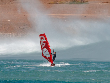 Niente male per un windsurfista del lago!