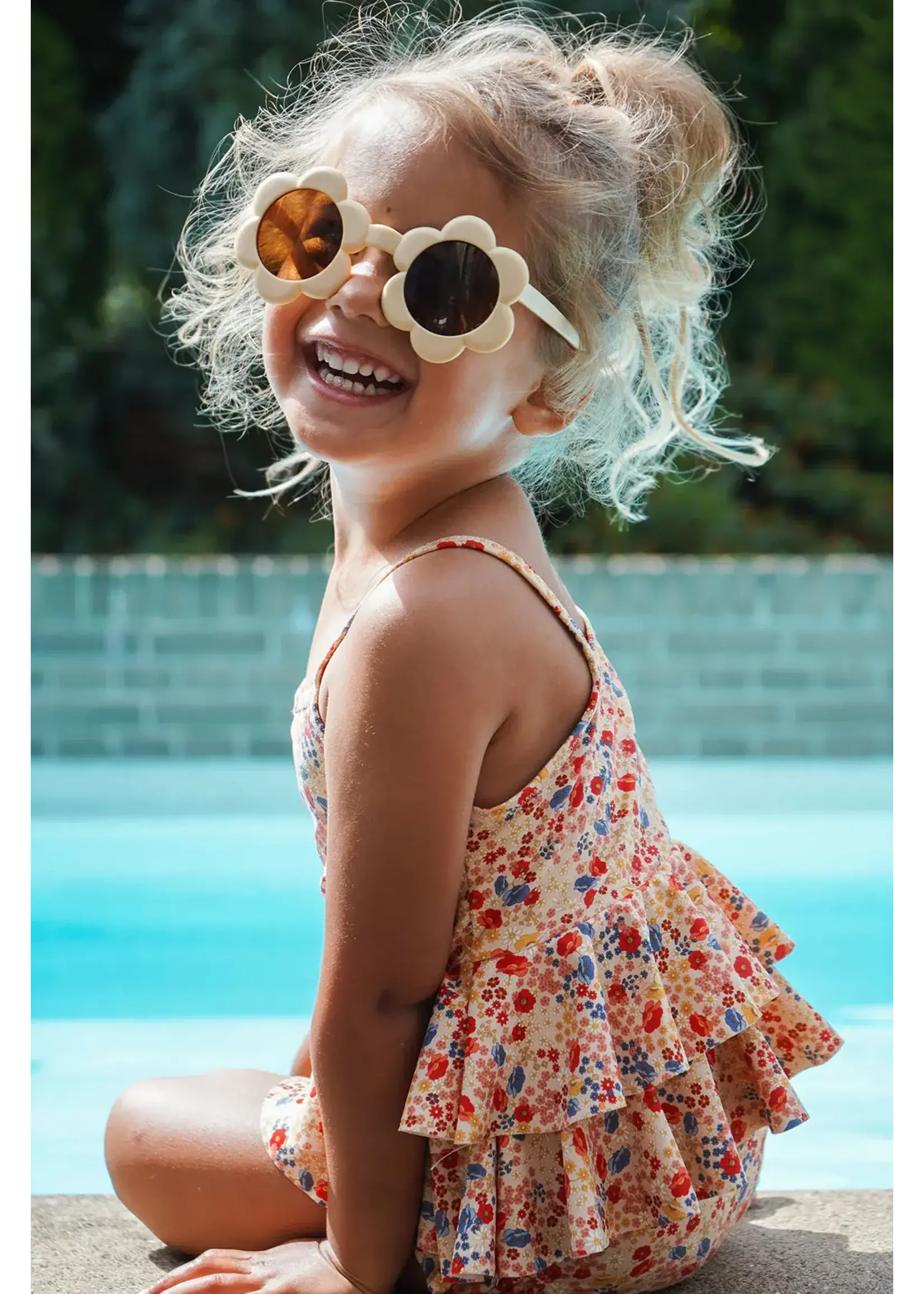 https://cdn.webshopapp.com/shops/321092/files/430067703/1652x2313x2/konges-slojd-sunglasses-junior-flower-konges-slojd.jpg