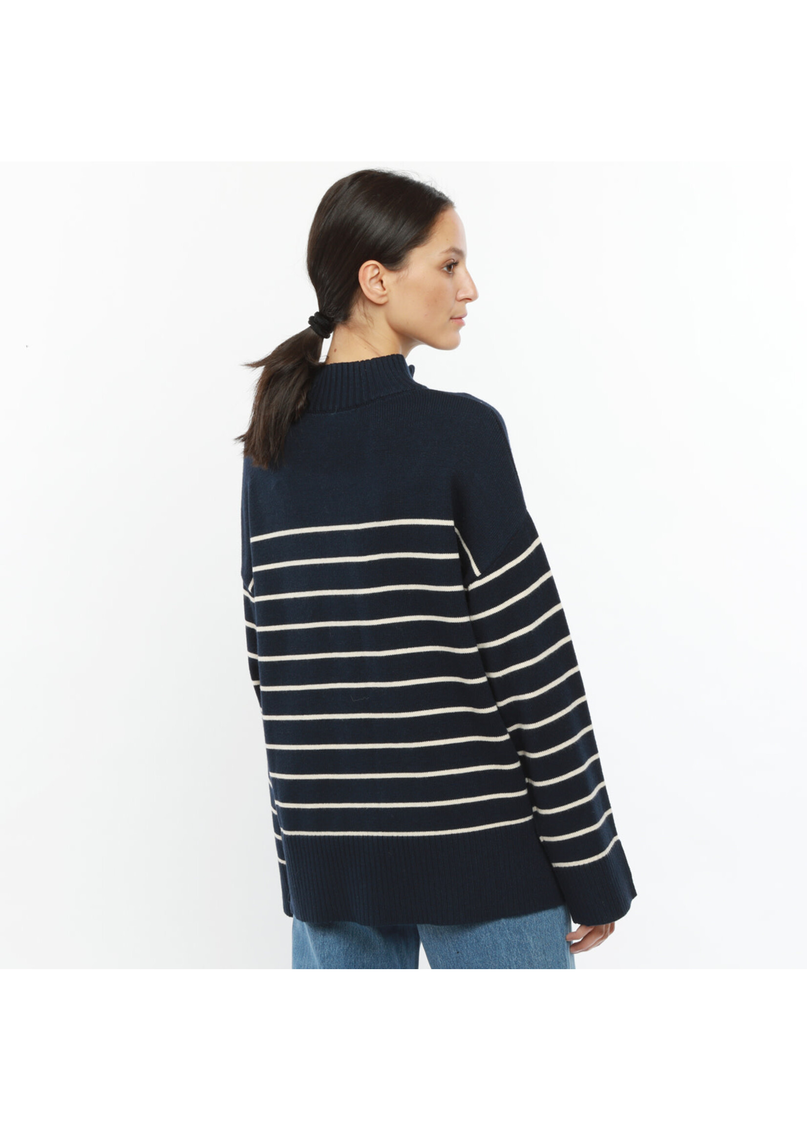 Pull Marine blauw met hoge kraag & rits