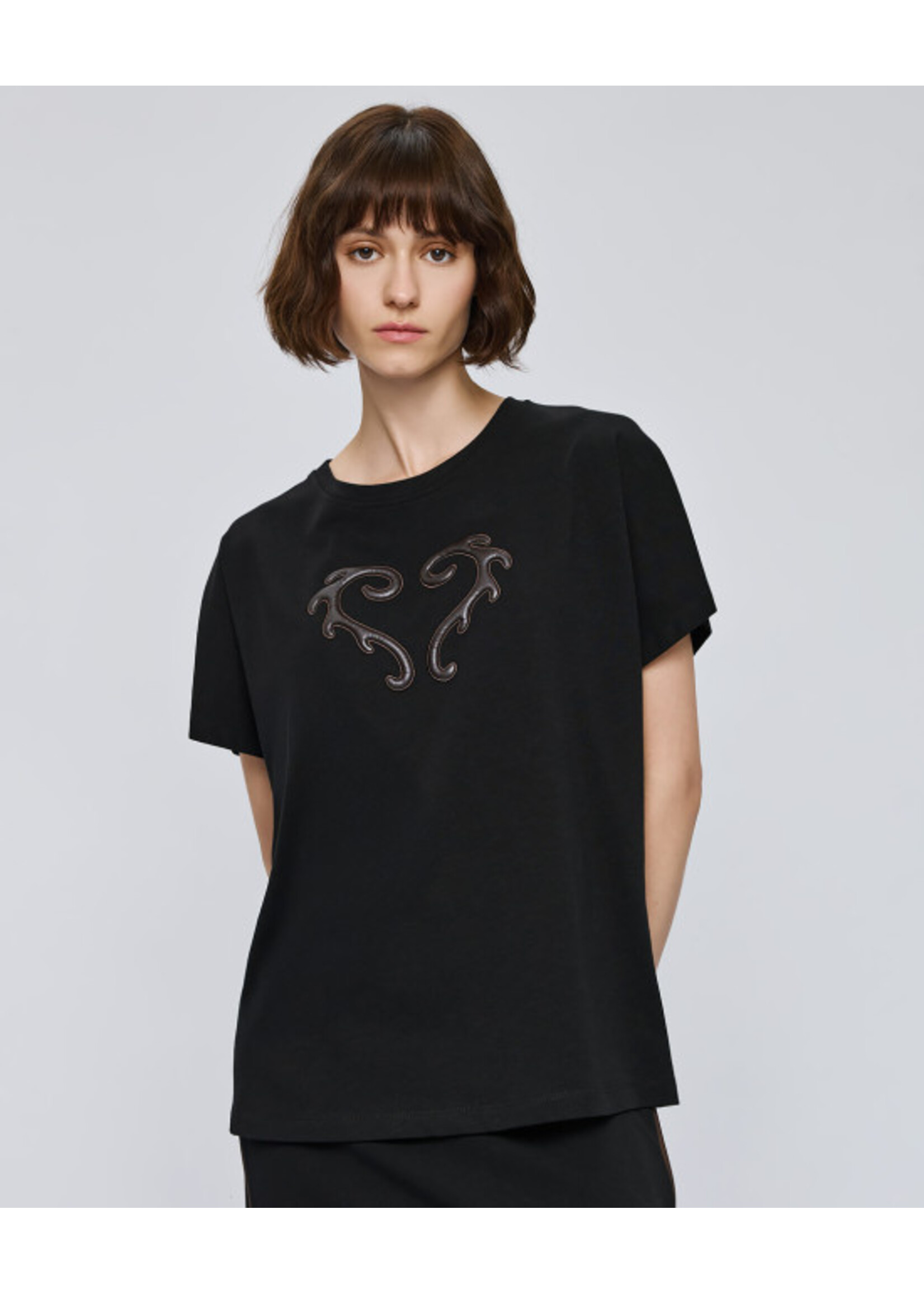 ACCESS ABEE T-SHIRT WITH EMBOSSED DETAIL BLACK 54-2152-712