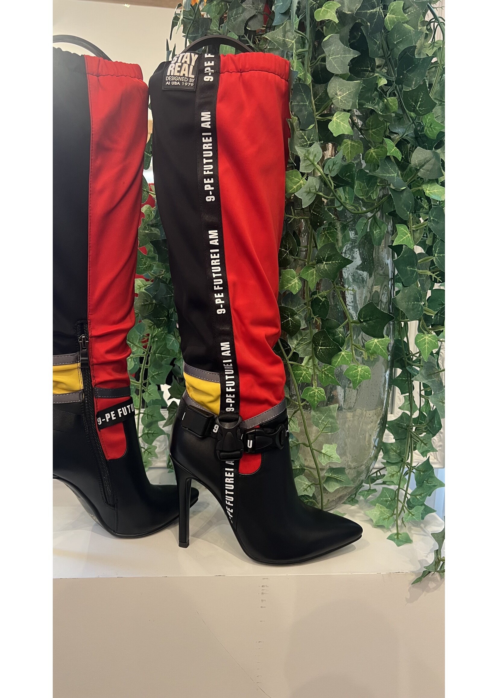 STAY REAL LAARZEN BLACK/RED