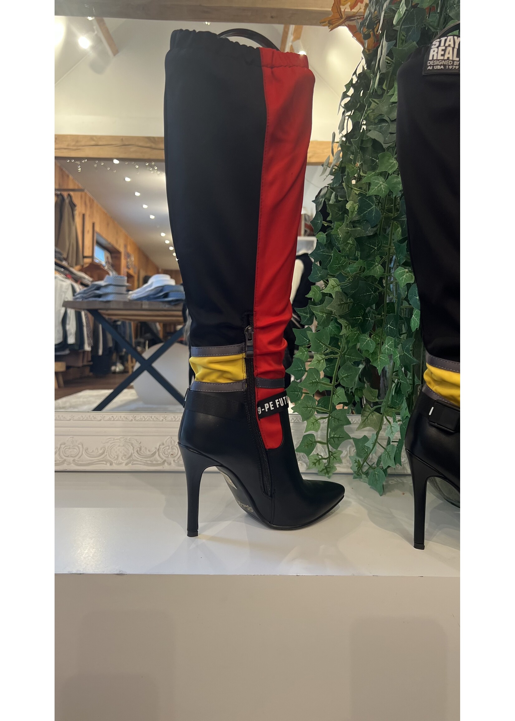 STAY REAL LAARZEN BLACK/RED