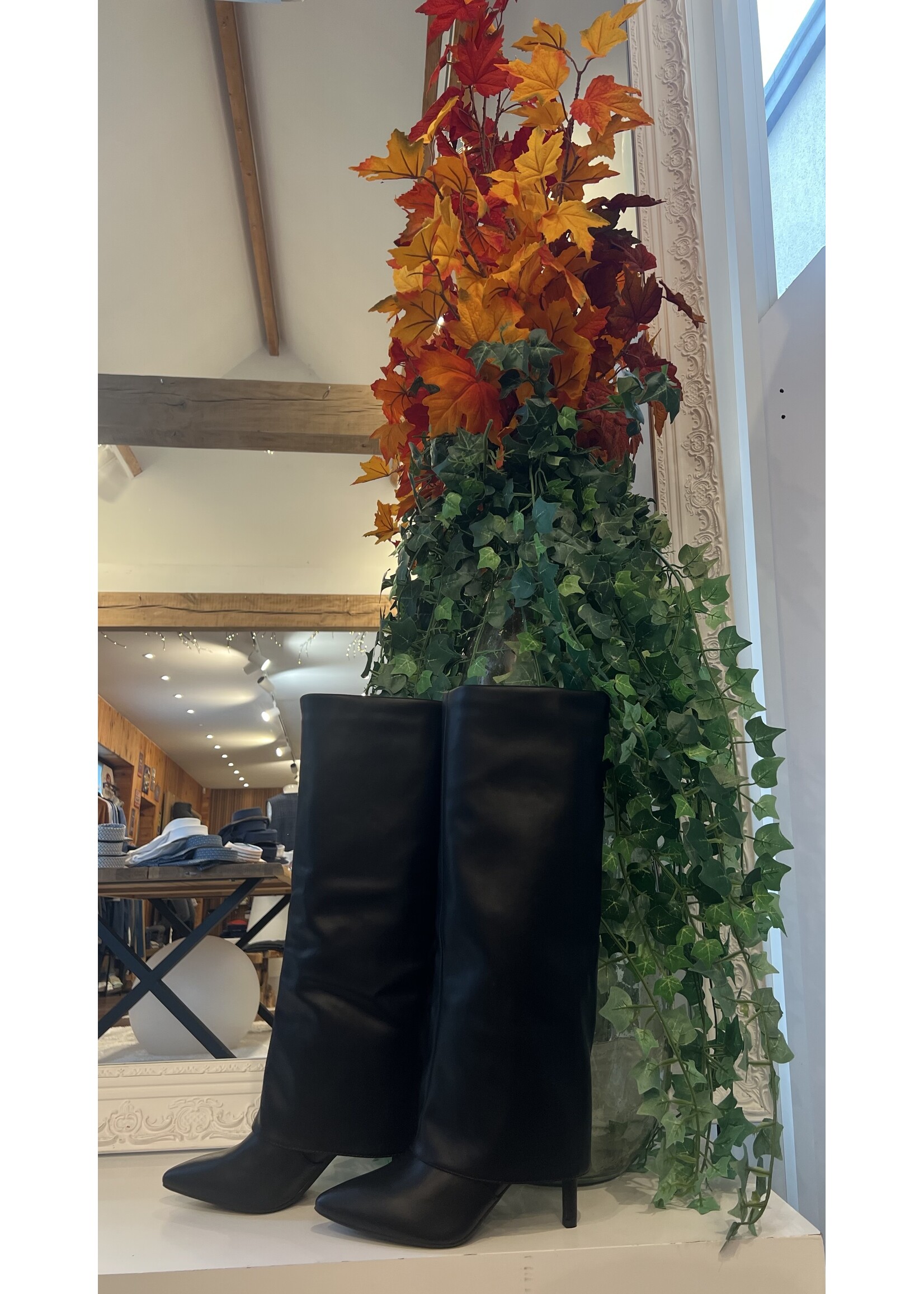 ZWARTE LAARZEN RECHT MODEL