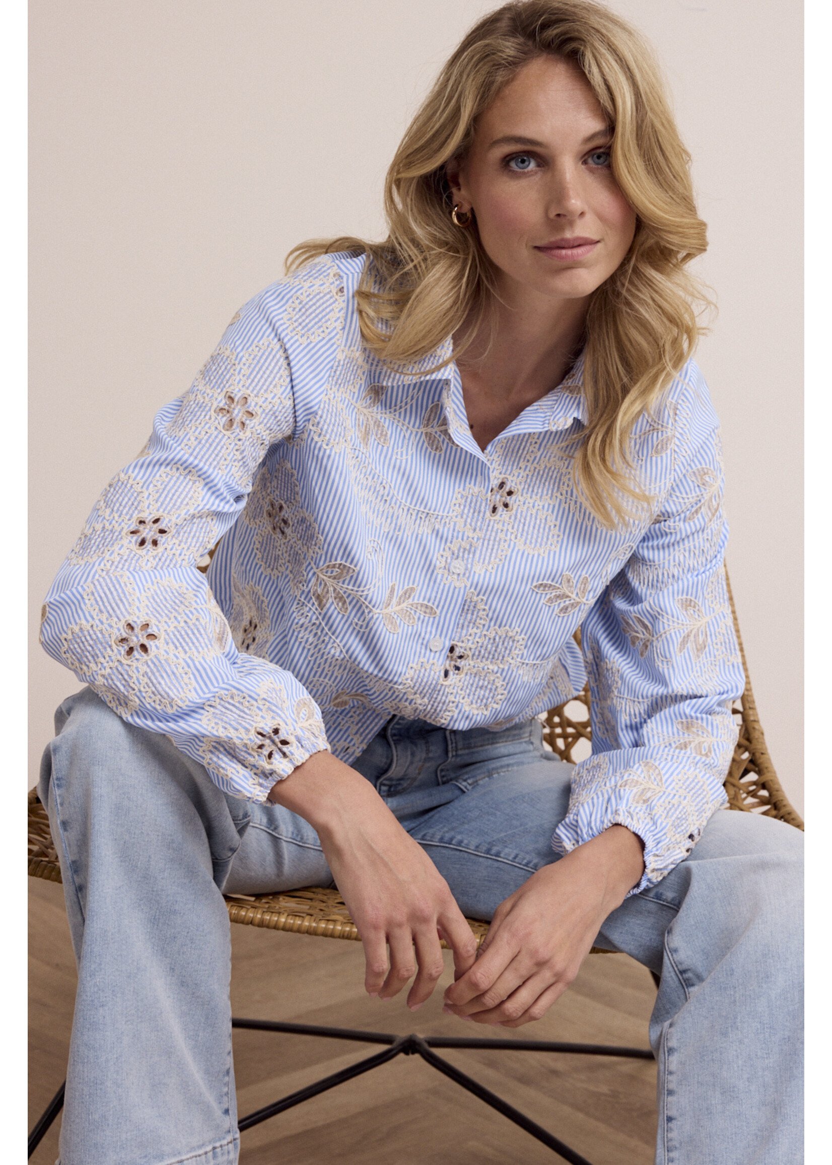 Tramontana FLOWER EMBROIDERY BLOUSE BREEZY BLUE C41-19-301