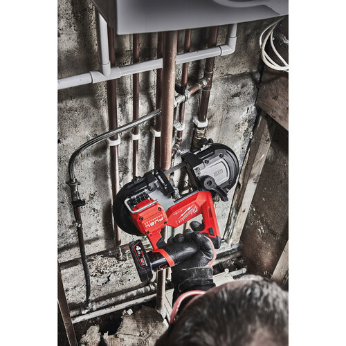 Milwaukee M12 FBS64-402C  M12 FUEL subcompacte bandzaag met 64 mm zaagcapaciteit