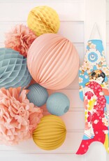 Madame Mo Madame Mo, Koinobori, maeko